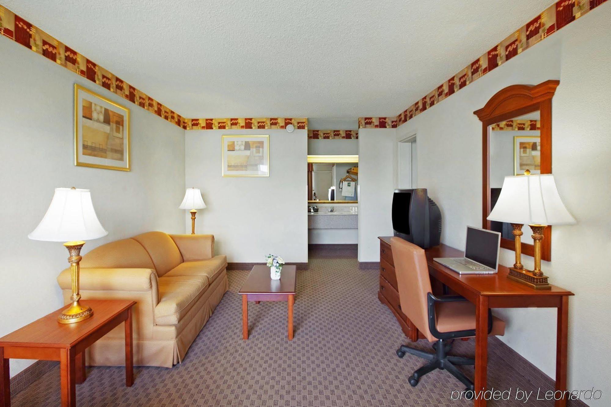Baymont By Wyndham Walterboro Hotel Room photo
